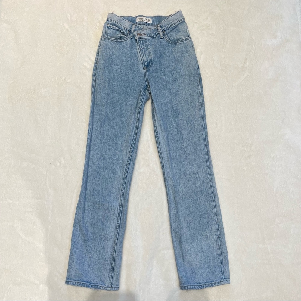 Abercrombie The 90s Straight Criss Cross Jeans